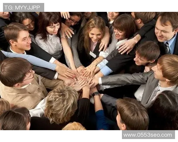 库里与妻子Ayesha合影曝光，恩爱露齿笑容引发粉丝热议